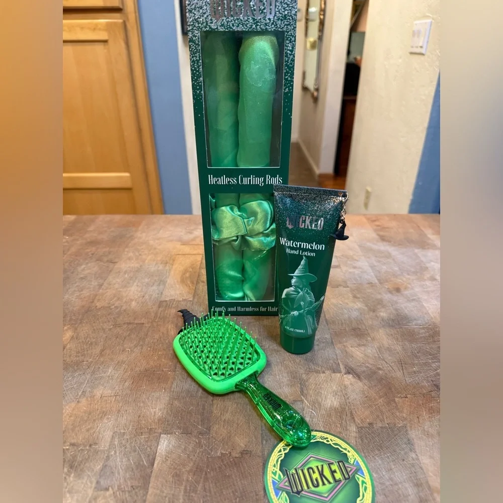 WICKED Green Heatless Curling Rods Set Witch Hair Brush Watermelon Lotion NEW
